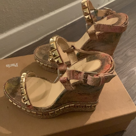 Authentic Louboutin Cork Bloom Print Cataclou Studded Wedge Sandals in Light Gol - Picture 5 of 17